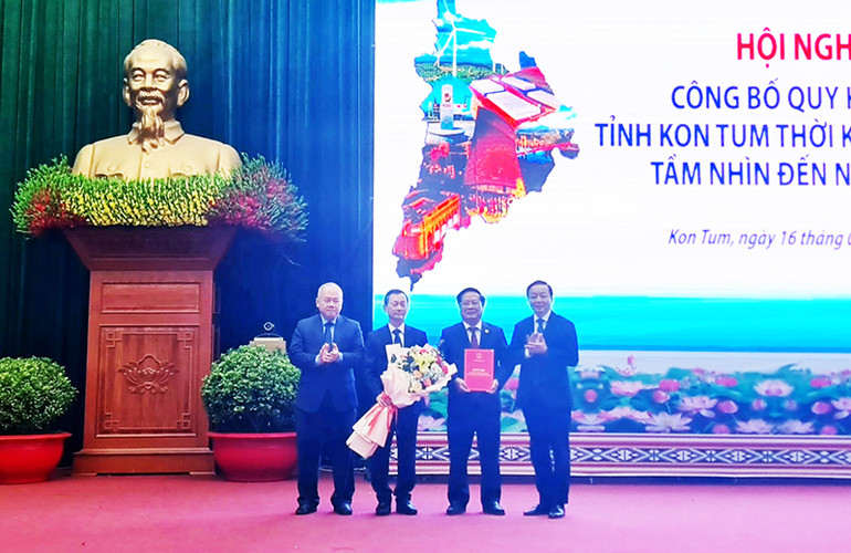 Trao Quyết định phê duyệt Quy hoạch tỉnh Kon Tum thời kỳ 2021-2030, tầm nhìn đến năm 2050.