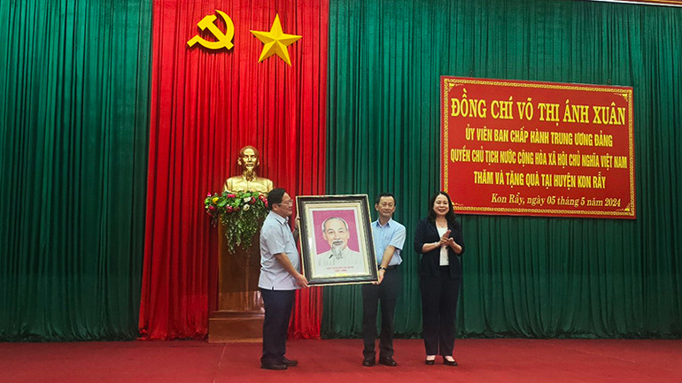 Quyền Chủ tịch nước Võ Thị Ánh Xuân tặng Đảng bộ và nhân dân tỉnh Kon Tum bức tranh Chân dung Chủ tịch Hồ Chí Minh bằng đá.