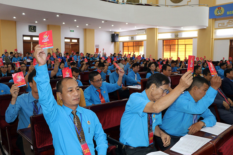 Các đại biểu biểu quyết thông qua Nghị quyết Đại hội. Các đại biểu biểu quyết thông qua Nghị quyết Đại hội.