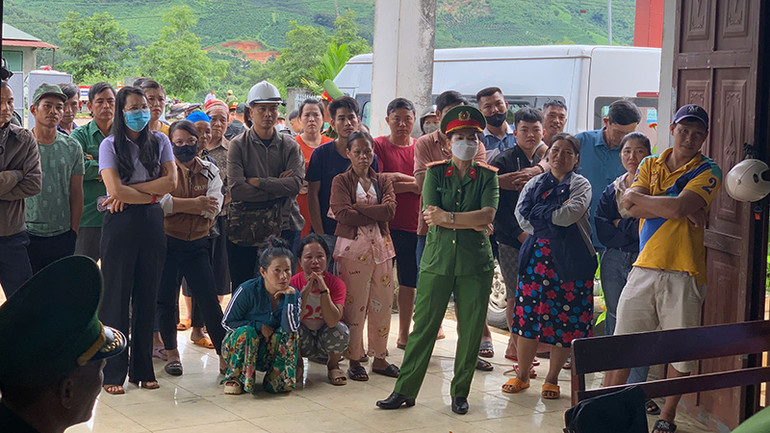 Đông đảo người dân trên địa bàn đến tham dự phiên tòa.