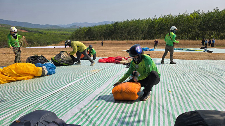 Dù lượn sau khi được xếp gọn.