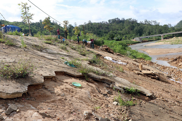 Chỉ có khoảng 6 công nhân đang khắc phục hư hỏng. Chỉ có khoảng 6 công nhân đang khắc phục hư hỏng.
