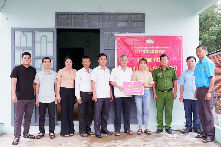 Bàn giao nhà đại đoàn kết cho hộ gia đình chị Đỗ Thị Yến, thôn 2, xã Ia Dom, huyện Ia H'Drai. Bàn giao nhà đại đoàn kết cho hộ gia đình chị Đỗ Thị Yến, thôn 2, xã Ia Dom, huyện Ia H'Drai.