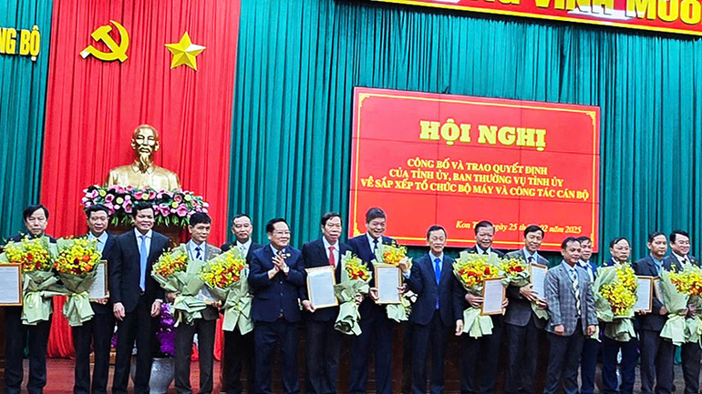 Trao Quyết định, tặng hoa cho các đồng chí nghỉ hưu trước tuổi.