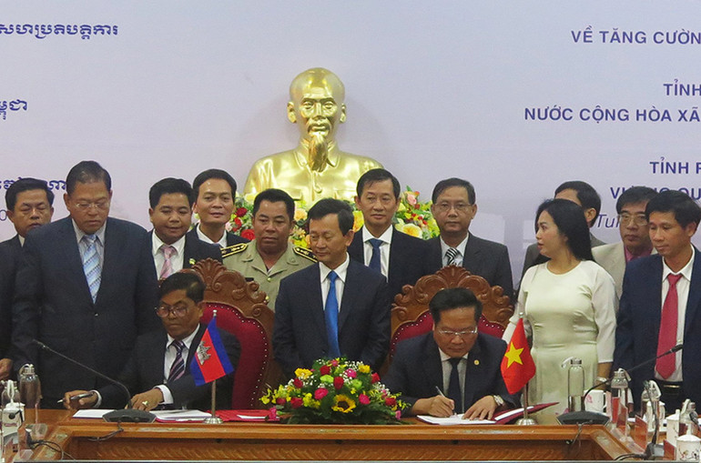 Lãnh đạo 2 tỉnh ký kết tăng cường quan hệ hợp tác giữa hai tỉnh giai đoạn 2023-2028.