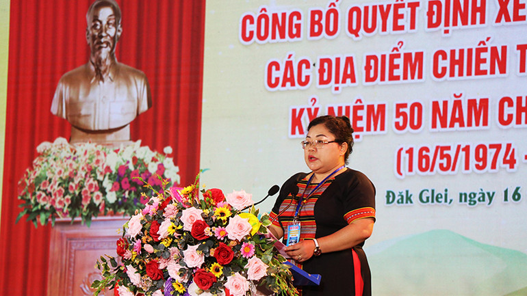 Chủ tịch Ủy ban nhân dân huyện Đăk Glei Y Thanh phát biểu tại buổi lễ.