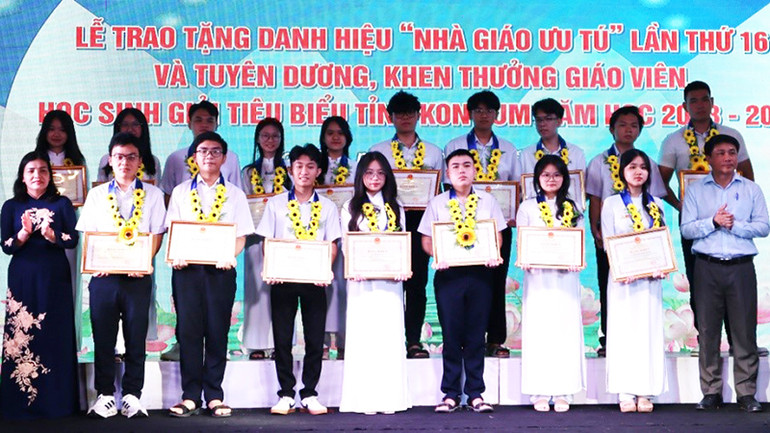 Tặng Bằng khen của Bộ Giáo dục và Đào tạo cho học sinh đạt giải trong Kỳ thi chọn học sinh giỏi quốc gia năm học 2023-2024.