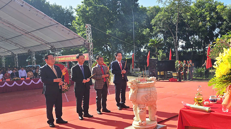 Lãnh đạo tỉnh Kon Tum dâng hương tưởng niệm các anh hùng liệt sĩ.