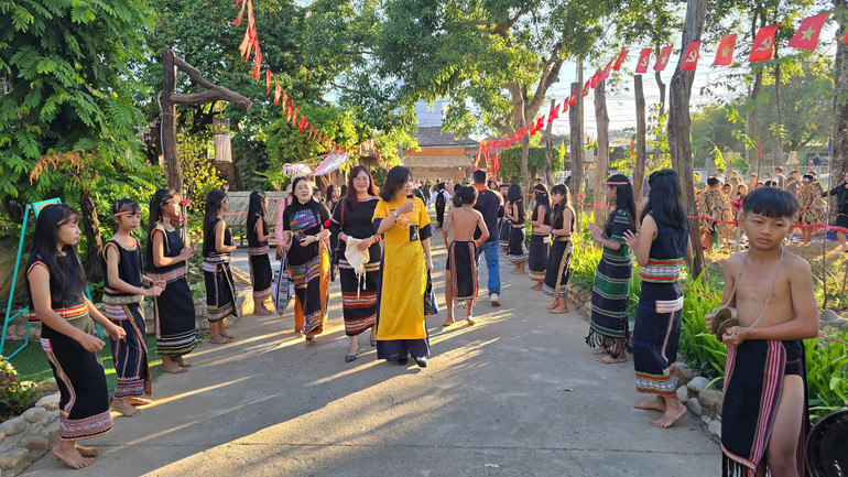 Tiết mục chiêng, xoang đón khách của các em học sinh. Tiết mục chiêng, xoang đón khách của các em học sinh.