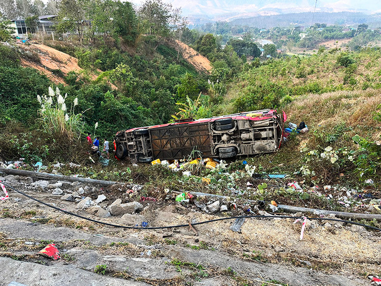 Xe khách bị hư hỏng.