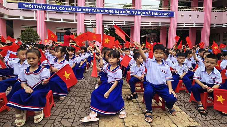 Các em học sinh lớp 1 Trường Tiểu học Thực hành sư phạm Ngụy Như Kon Tum háo hức bước vào năm học mới