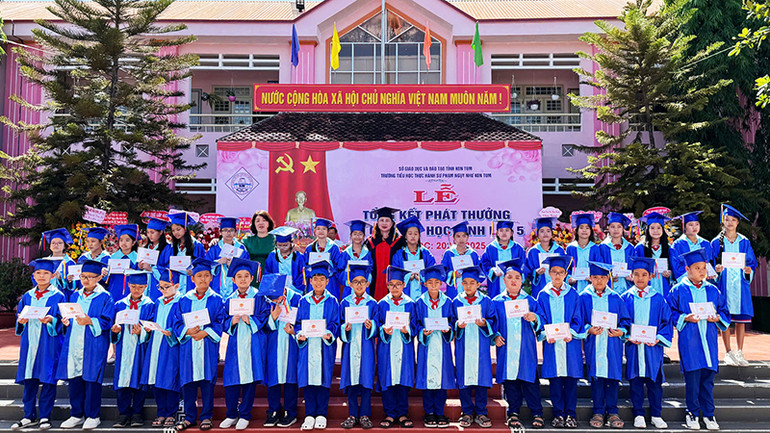 Học sinh lớp 5 (năm học 2024-2025) vui mừng trong ngày tốt nghiệp.