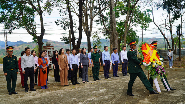 Dâng hoa tại Khu di tích Quốc gia đặc biệt Đăk Tô-Tân Cảnh.
