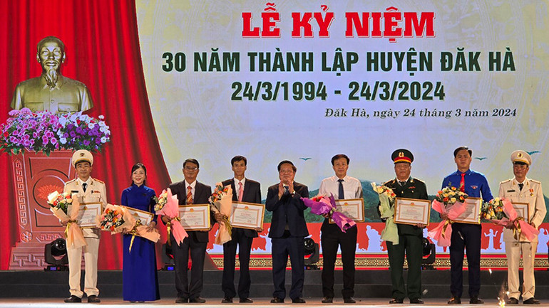 Tặng Bằng khen cho 3 tập thể và 5 cá nhân