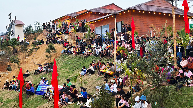 Đông đảo người dân, du khách đến tham quan, thưởng thức chương trình.