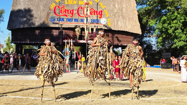 Biểu diễn đi cà kheo của các em học sinh. Biểu diễn đi cà kheo của các em học sinh.