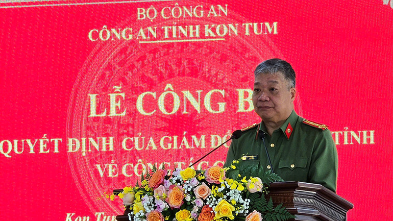 Đại tá Nguyễn Hồng Nhật phát biểu tại buổi lễ.