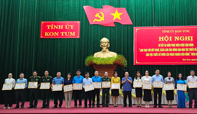 Chủ tịch Ủy ban nhân dân tỉnh Kon Tum Lê Ngọc Tuấn tặng bằng khen các tập thể có thành tích xuất sắc trong Cuộc vận động.
