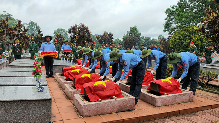 Tổ chức nghi lễ đưa các anh hùng liệt sĩ về với đất Mẹ.