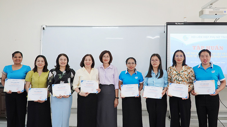 Tập huấn ứng dụng AI cho Hội phụ nữ tỉnh Kon Tum.