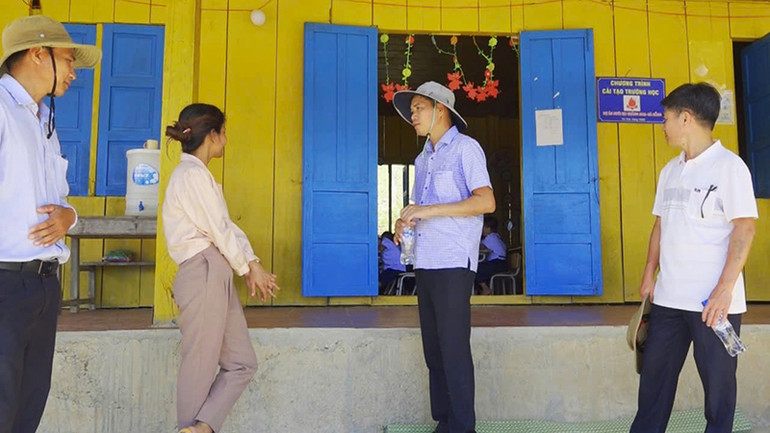 Chủ tịch Ủy ban nhân dân huyện Kon Plông, tỉnh Kon Tum Đặng Quang Hà (thứ hai từ phải sang) thăm hỏi người dân vùng vướng mắc địa giới hành chính.