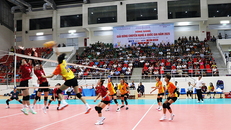 Đông đảo khán giả trên địa bàn tỉnh Kon Tum đến cổ vũ cho các đội thi đấu. Đông đảo khán giả trên địa bàn tỉnh Kon Tum đến cổ vũ cho các đội thi đấu.