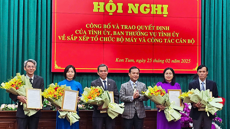 Trao Quyết định bổ nhiệm lãnh đạo Trung tâm Truyền thông tỉnh Kon Tum.