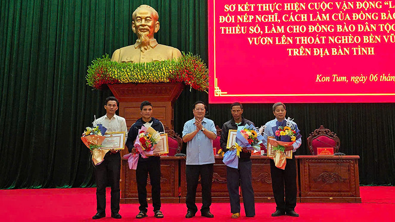 Tặng Bằng khen của Chủ tịch Ủy ban nhân dân tỉnh Kon Tum cho các cá nhân có thành tích xuất sắc trong triển khai thực hiện Cuộc vận động năm 2024.