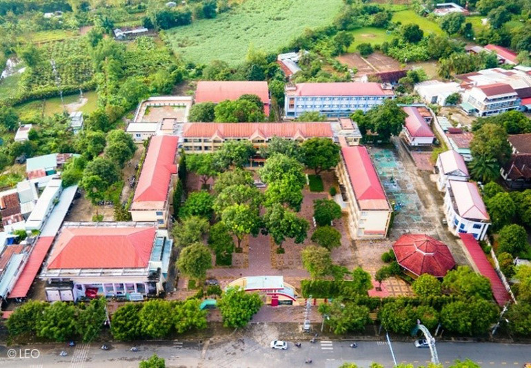 Toàn cảnh trường Trung học phổ thông chuyên Nguyễn Tất Thành. Toàn cảnh trường Trung học phổ thông chuyên Nguyễn Tất Thành.