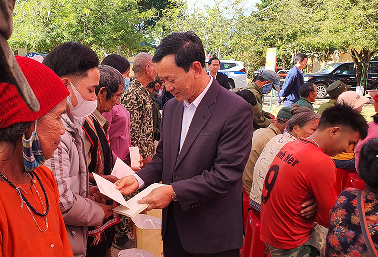 Ủy viên Trung ương Đảng, Bí thư Tỉnh ủy, Chủ tịch Hội đồng nhân dân tỉnh Kon Tum Dương Văn Trang tặng quà Tết Nguyên đán 2023 cho các hộ nghèo huyện Sa Thầy.