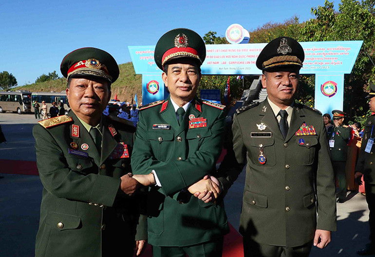 Bộ trưởng Quốc phòng ba nước bắt tay thể hiện mối quan hệ hữu nghị truyền thống, đoàn kết và hợp tác toàn diện giữa ba nước.