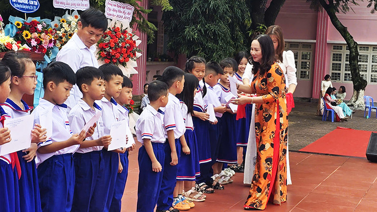 Trao học bổng khuyến học cho học sinh có hoàn cảnh khó khăn vươn lên học tốt tại Trường Tiểu học Thực hành sư phạm Ngụy Như Kon Tum