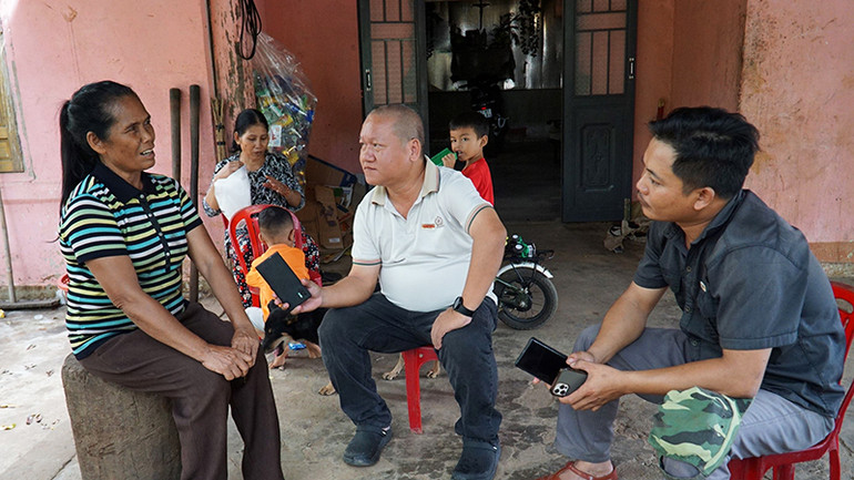 Bà Y Tor tại thôn Kon Gu 1 nói về quá trình lầm lỡ của mẹ mình khi theo tà đạo Hà Mòn.