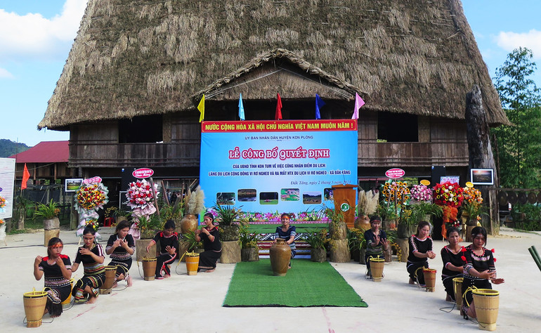 Biểu diễn điệu múa chào mừng du khách.