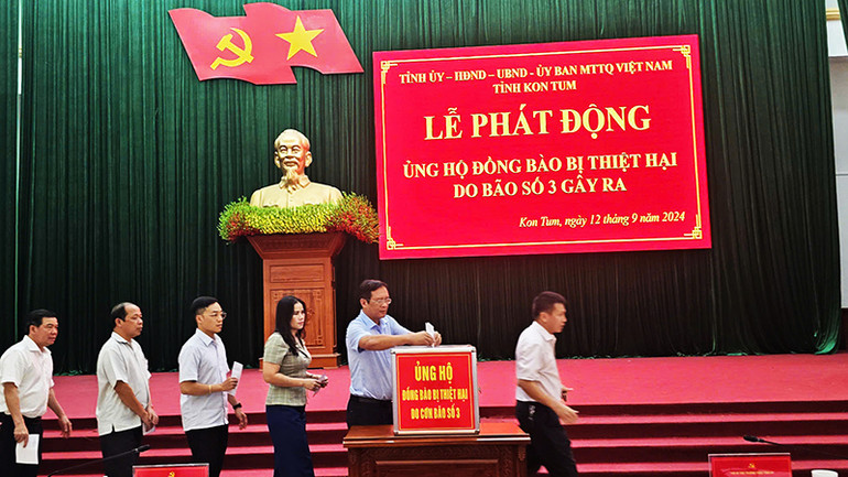 Các cá nhân tham gia ủng hộ tại buổi lễ.