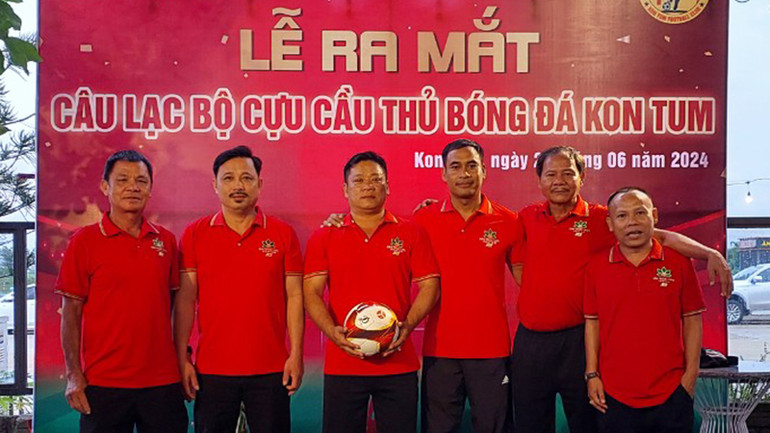Các cựu cầu thủ bóng đá tỉnh Kon Tum vui mừng khi Câu lạc bộ được thành lập.