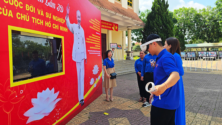 Trải nghiệm triển lãm 3D về cuộc đời và sự nghiệp của Chủ tịch Hồ Chí Minh