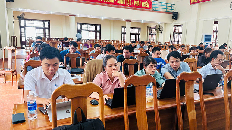 Các học viên hào hứng, thích thú tham gia khóa học.