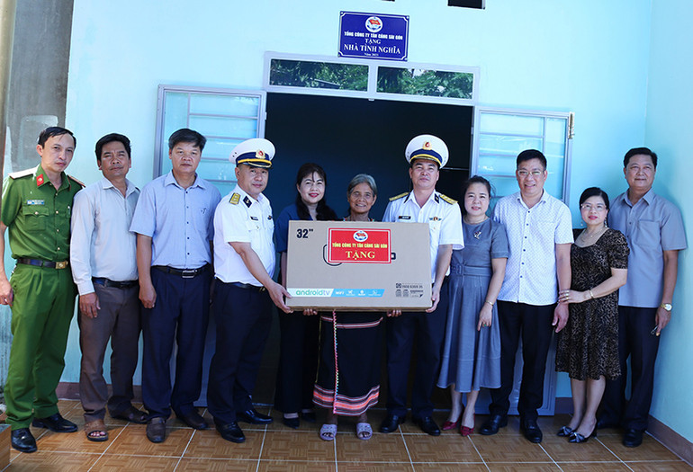 Khánh thành, bàn giao nhà tình nghĩa cho bà Y Der