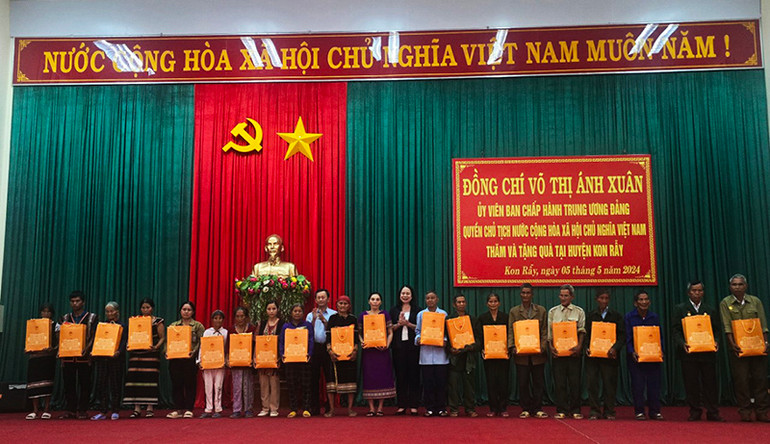 Trao tặng 20 suất quà cho các hộ gia đình chính sách.