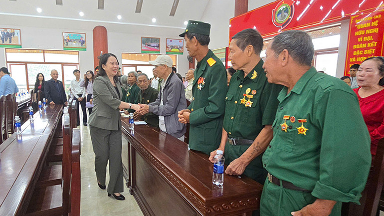 Phó Chủ tịch nước bắt tay với các cựu chiến binh tại xã Pờ Y.