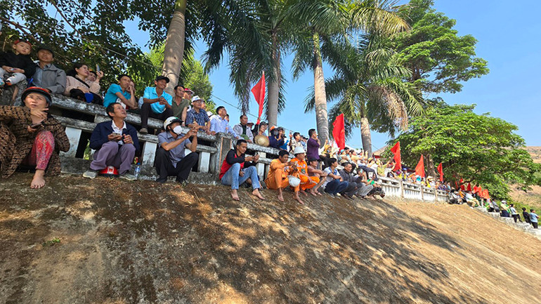 Đông đảo người dân và du khách trong và ngoài tỉnh Kon Tum đến thưởng thức dù lượn.