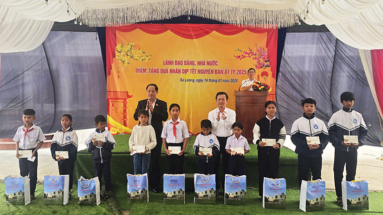 Phó Chủ tịch Quốc hội Trần Quang Phương cùng đồng chí Dương Văn Trang, Ủy viên Trung ương Đảng, Bí thư Tỉnh ủy, Chủ tịch Hội đồng nhân dân tỉnh Kon Tum tặng quà cho các em học sinh có hoàn cảnh khó khăn tại xã Sa Loong.