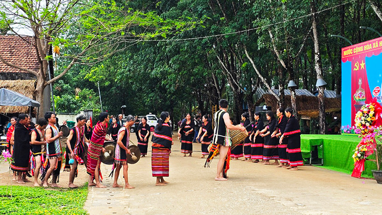 Biểu diễn cồng chiêng, xoang tại lễ hội. Biểu diễn cồng chiêng, xoang tại lễ hội.