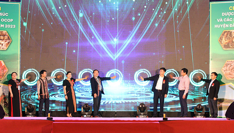 Các đại biểu nhấn nút khai mạc Chợ phiên.