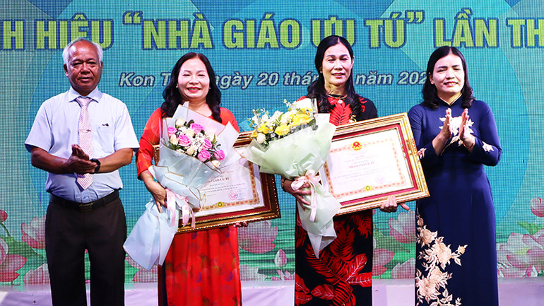 Trao tặng Danh hiệu “Nhà giáo ưu tú” của Chủ tịch nước cho 2 giáo viên.