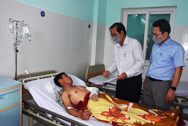 Ban An toàn giao thông tỉnh Kon Tum thăm hỏi các nạn nhân vụ tai nạn.