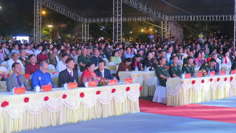 Các đại biểu cùng đông đảo quần chúng nhân dân tham dự buổi lễ.