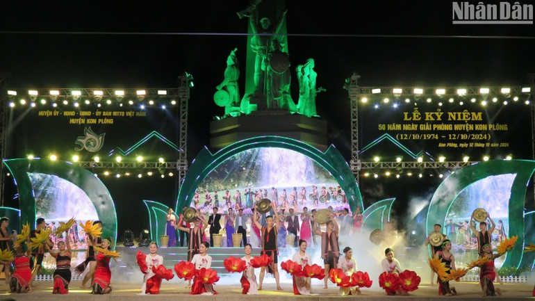 Chương trình nghệ thuật "Quê hương vang mãi bản hùng ca chiến thắng".