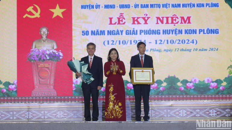 Phó Chủ tịch Ủy ban nhân dân tỉnh Kon Tum Y Ngọc tặng Bằng khen cho tập thể nhân dân và cán bộ huyện Kon Plông.